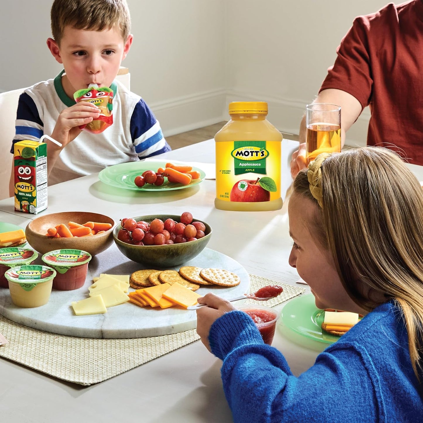 Mott'S Applesauce, 48 Oz Jar (Pack of 8), No Artificial Flavors, Good Source of Vitamin C, Nutritious Option for the Whole Family